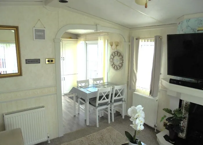 Golden Palm : Vogue 6 Berth, Central Heated, Enclosed Veranda